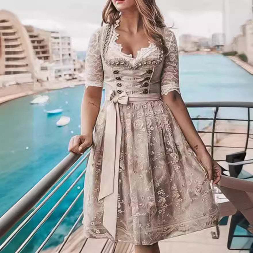 Luxuriöses Oktoberfest Dirndl mit Spitzen-Details und eleganter Schürze