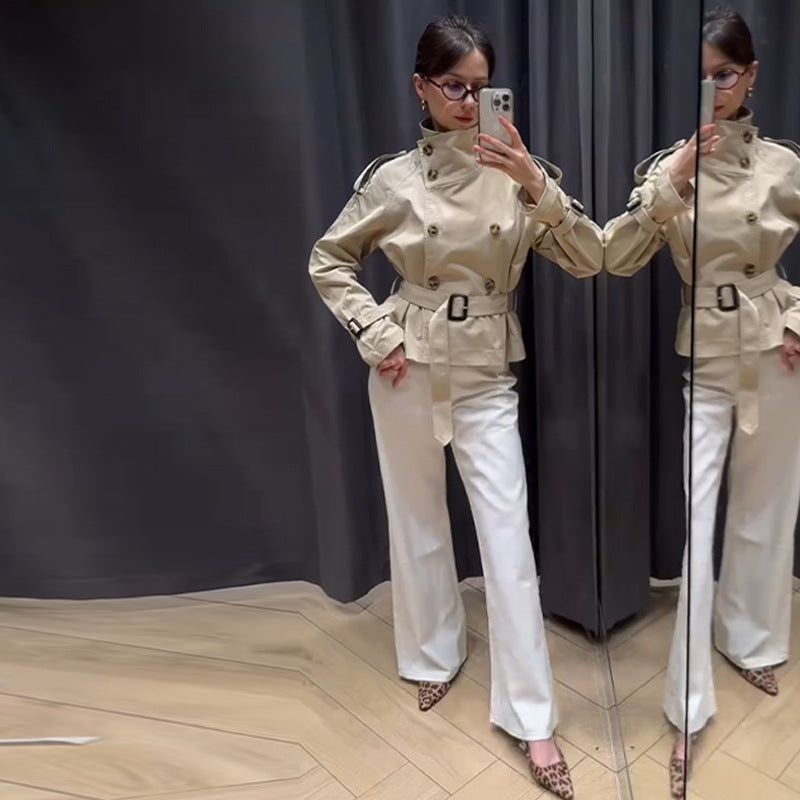 Clara - Kurzer, zweireihiger Trenchcoat für Damen mit Gürtel