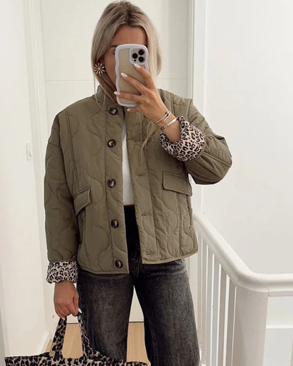 Leonie – Gesteppe Kurzjacke mit Animal-Print-Details für Damen