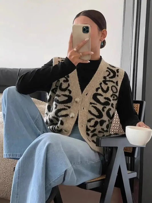Lina - Damen Strickweste mit Knopfleiste und Animal-Print