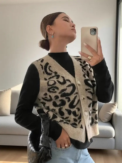 Lina - Damen Strickweste mit Knopfleiste und Animal-Print