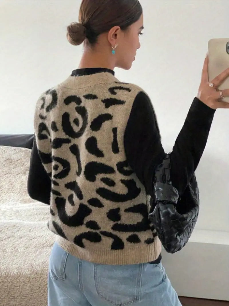 Lina - Damen Strickweste mit Knopfleiste und Animal-Print